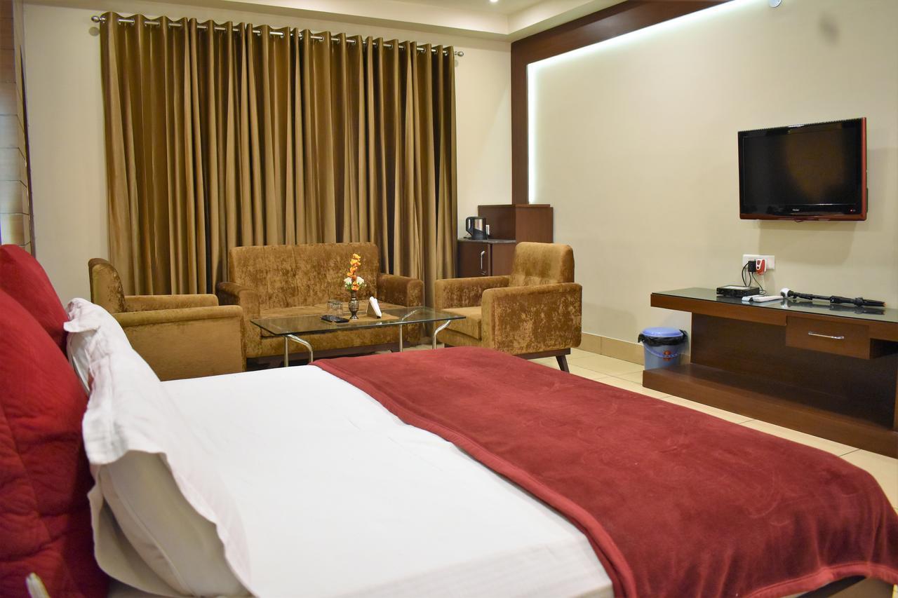 Hotel Ashish Continental Phagwāra 外观 照片